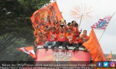 Pemain dan Official Persija Jakarta Rayakan Kemenangan