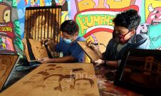 Seni Lukis Bakar dari Limbah Kayu dan Kulit