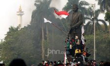 Demo Panas Penolak Omnibus Law Cipta Kerja di Sekitar Monas