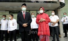 Bu Risma Berkebaya Merah di Sertijab Mensos