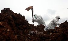 Suasana Kuburan saat Jumlah Kasus Covid-19 Hampir 1 Juta