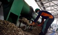 Pelet Kayu Jadi Bahan Bakar Alternatif Ramah Lingkungan