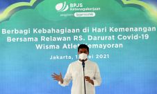 Berbagi Kebahagian pada Hari Kemenangan Bersama Sukarelawan RS Darurat Covid-19