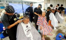 Cukur Rambut dan Makan Gratis