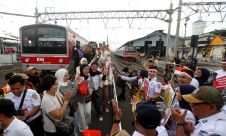 KAI Commuter Peringati Hari Sumpah Pemuda dengan Pelanggan