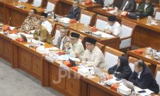 Komisi VIII DPR Rapat Kerja dengan Kepala Badan Penyelenggara Haji