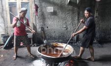 Pembuatan Dodol Betawi Menjelang Idulfitri