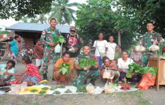 Personel Satgas TNI Berbelanja Hasil Kebun Masyarakat Papua, Nih Tujuannya - JPNN.com