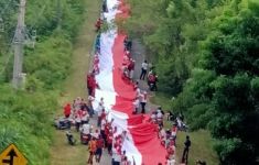 Merdeka! Bendera Merah Putih Sepanjang 2.500 Meter Dibentangkan 7.500 Orang - JPNN.com