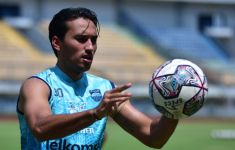 Menjelang Laga Melawan Persib Bandung, Agen Ungkap Alasan Ezra Walian Cabut ke Persik Kediri - JPNN.com