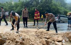 Tanah Longsor di Jalan Lintas Sumbar-Riau, Arus Lalu Lintas Sempat Terputus - JPNN.com