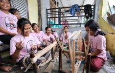 Srikandi Ganjar Sumut Gelar Pelatihan Menenun Kain Ulos Khas Silalahi di Kalangan Milenial - JPNN.com
