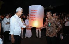 Ganjar Ikut Terbangkan Lampion di Borobudur dan Rasakan Kebahagiaan Umat Buddha - JPNN.com