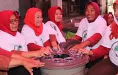 Santri Dukung Ganjar Beri Pelatihan Hidroponik bagi Mak-Mak di Klaten - JPNN.com