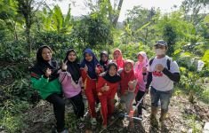 Mak-mak Kelompok Tani di Tanggamus Dapat Bantuan Alat Pertanian - JPNN.com