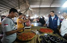 Kunjungi Pasar Induk Cianjur, Anies Jadi Tempat Curhat Warga - JPNN.com
