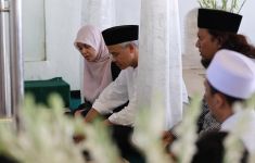 Jumat di Surabaya, Ganjar dan Atikoh Ziarahi Makam Tokoh Tarekat - JPNN.com