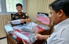 Penyidik Bea Cukai Melimpahkan 4 Tersangka Pengiriman Rokok Ilegal ke Kejari Semarang - JPNN.com
