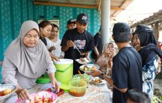 Pelaku UMKM di Karawang Senang Dagangannya Diborong Komunitas Sopir Truk Ganjar - JPNN.com