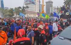 Buruh Tak Puas, Sidang MK Soal UU Cipta Kerja Diwarnai Kericuhan - JPNN.com