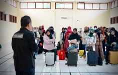 Kemnaker Pulangkan 32 Calon Pekerja Migran yang Terjaring Sidak di Bandara Kertajati - JPNN.com