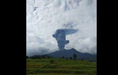Gunung Marapi di Sumbar Meletus, Hujan Batu, Masih Ada Pendaki - JPNN.com