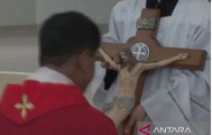 Umat Katolik di Belitung Lakukan Prosesi Penghormatan Salib saat Peringati Jumat Agung - JPNN.com