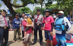 Momen Ibu dan Anak Dipertemukan Polisi setelah Terpisah 2 Km di Anyer - JPNN.com