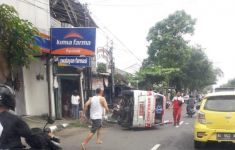 Mobil Ambulans Bawa Rombongan Halalbihalal Terguling di Tulungagung - JPNN.com