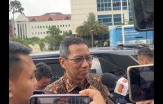 Ditanya Penangkapan Warga Kampung Bayam, Gubernur DKI Jakarta Tersenyum, Naikkan Pundak - JPNN.com