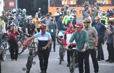 Kunker ke NTB, Presiden Jokowi & Mentan Amran Bersepeda di Lombok - JPNN.com