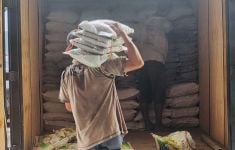 Bantu Kesulitan Warga Terdampak Banjir di OKU, Kapolda Sumsel Kirim Bantuan - JPNN.com