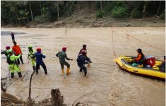 TNI AL Bersama Tim SAR Gabungan Evakuasi Warga Desa Kadundung dan Saronda Terdampak Banjir - JPNN.com