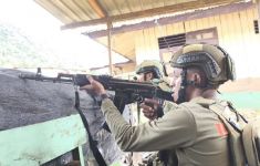 Kontak Tembak Lagi, Lihat Itu Pasukan TNI/Polri Memantau Pergerakan KKB - JPNN.com