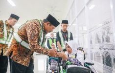 Nikmati Fasilitas Fast Track, 352 JCH Kloter Pertama Embarkasi Solo Dilepas Nana Sudjana - JPNN.com