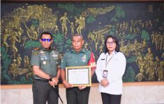 Babinsa di Pulau Terluar Terima Penghargaan dari BKKBN, Danrem Brigjen TNI Antoninho Ikut Bangga - JPNN.com