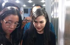 Kembali Diperiksa Terkait Kasus Suami, Sandra Dewi: Doain Saja - JPNN.com