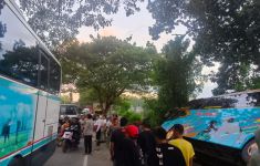Hindari Pemotor, Bus Surya Kencana Terguling di Lombok Timur, Sejumlah Penumpang Terluka - JPNN.com