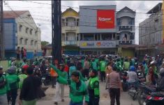 Driver Ojol Dikeroyok Jukir di Pekanbaru, Ratusan Rekannya Membalas, Ricuh, Dor! - JPNN.com