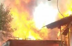 Kebakaran Melanda 13 Rumah Tinggal di Palmerah Jakarta Barat - JPNN.com