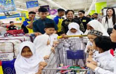Sungguh Mulia, Hasnuryadi Ajak Anak-anak Yatim Belanja ke Mal - JPNN.com