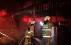 6 Kios dan 2 Mobil Bak Terbuka Ludes Terbakar di Cibubur - JPNN.com
