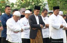 Presiden Jokowi & Ibu Negara Salat Id di Simpang Lima Semarang, Ketua KPU Hasyim Asyari jadi Khatib - JPNN.com