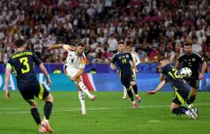EURO 2024: Tangan Fan Patah Kena Tendangan Melenceng Striker Jerman - JPNN.com