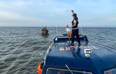 Lihat, Aksi Petugas Bea Cukai Belawan Selamatkan Awak Kapal yang Terombang-ambing di Laut - JPNN.com