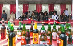 HUT Ke-78 Bhayangkara, Polda Banten Musnahkan 75 Ribu Botol Miras - JPNN.com