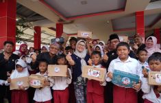 Nina Agustina Mengucurkan Bantuan 500 Benih Padi untuk Warga Indramayu - JPNN.com