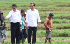 Pacu Upaya Swasembada Pangan, Amran Bagikan 300 Pompa ke Petani Sulsel - JPNN.com