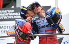 Mengharukan, Ini Arti Ciuman di Podium MotoGP Jerman - JPNN.com