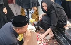 Termenung di Samping Pusara Keponakan, Ayu Ting Ting Sampaikan Ini - JPNN.com